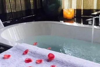 云南水疗池中的失重冥想：当身体学会漂浮